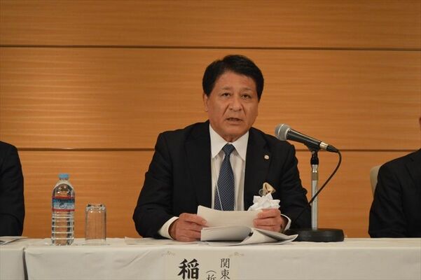 大会決議の内容を説明する稲野会長＝１日午後、宇都宮市上大曽町