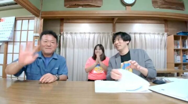 生中継動画の一コマ。安井さん（右）、りょうこまるさん（中央）と共に出演し、笑顔で手を振るごみ回収事業者の男性
