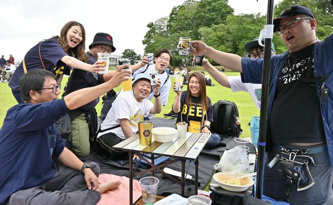 クラフトビールで乾杯する来場者たち