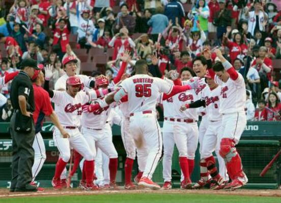 9回、サヨナラ本塁打のモンテロ(手前)を迎える広島ナイン=マツダ