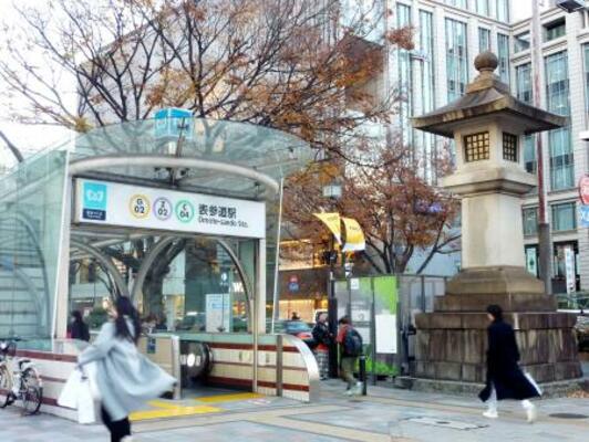 　地下鉄表参道駅の出入り口と石灯籠＝東京都港区