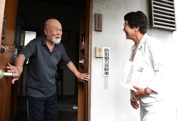 一日ふれあい相談員として高齢者宅を訪問する大川市長（右）