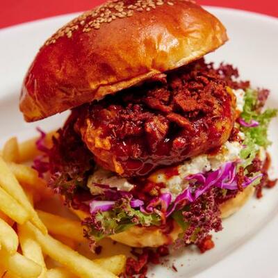 　表参道ヒルズのグルメフェアで「ゴールデンブラウン」が提供しているスパイシーなハンバーガー（提供写真）
