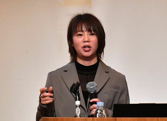 スピードスケート選手として活躍した自身の経験を語る高木さん＝宇都宮市内