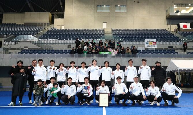 今季は国体と全日本社会人の２冠だったリーベの選手たち＝大井ホッケー競技場
