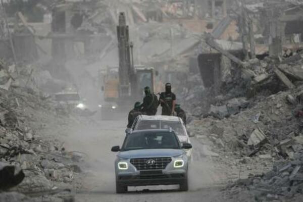 ガザ北部ガザ市で人質の遺体を探すイスラム組織ハマスの戦闘員ら=5日(AP=共同)