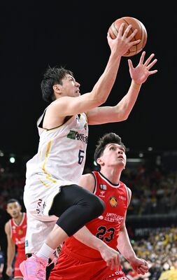 第３クオーター５分、ブレックスの比江島がシュートを決める＝ＩＧアリーナ、森田大地撮影