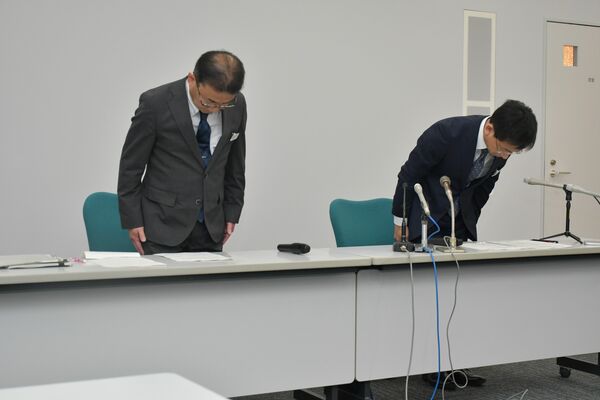 記者会見で謝罪する県教委の担当者＝３日午後、県庁
