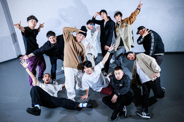今夏から宇都宮市を拠点に活動するプロダンスチーム「ＡＲＩＹＡ」。前列左から２人目が青木さん