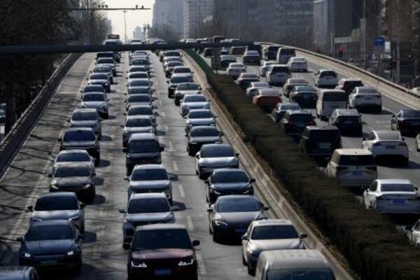 　北京市内を走る車＝１月（共同）