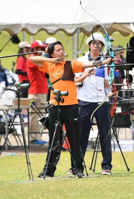 アーチェリー男子個人決勝トーナメント１回戦　狙いを定める烏山の北村（手前）＝大桶運動公園、加藤竜矢撮影