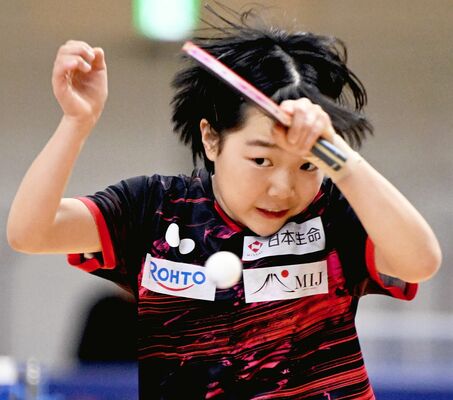 女子第２ステージＡリーグ　榎本（宇都宮市出身、大阪・貝塚アカデミー）－三木（神奈川・岸田クラブ）リーグ戦　第３ゲーム、榎本が強烈なフォアドライブ＝清原体育館