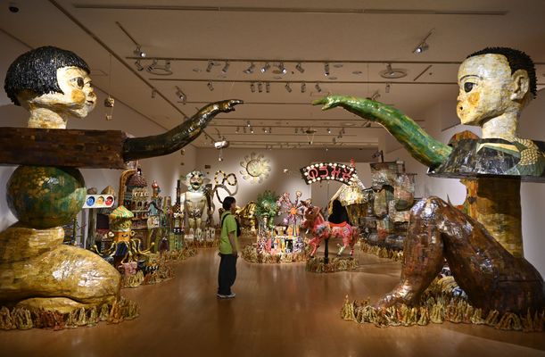 巨大な立体造形が並ぶザ・キャビンカンパニーの個展