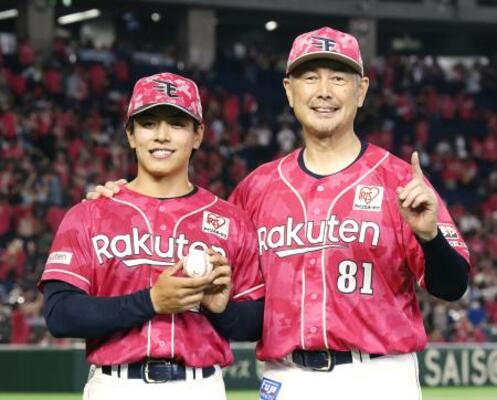 記念球を手にポーズをとる、プロ初勝利を挙げた楽天・中込(左)と吉井監督=東京ドーム