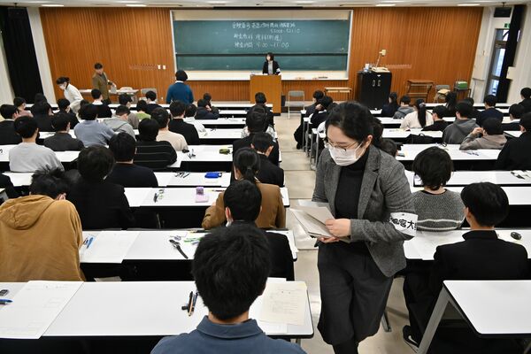 宇都宮大の２次試験前期日程に臨む受験生たち＝25日午前、同大峰キャンパス
