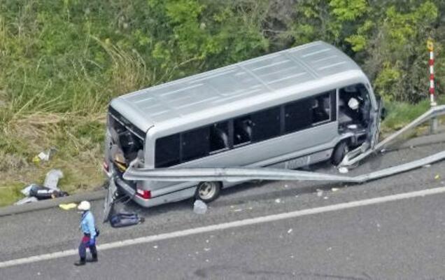 福島県郡山市の磐越自動車道でガードレールに衝突したマイクロバス=5月(共同通信社ヘリから)