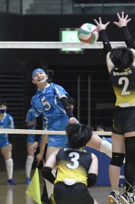 県高校総体バレーボール女子決勝　国学栃木の連覇阻止を目指す文星女。ライト伊澤の活躍に期待がかかる＝５月の県総体、日環アリーナ栃木
