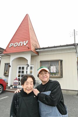喫茶店「ＰＯＮＹ」の前に立つ下村さん（左）と関口さん