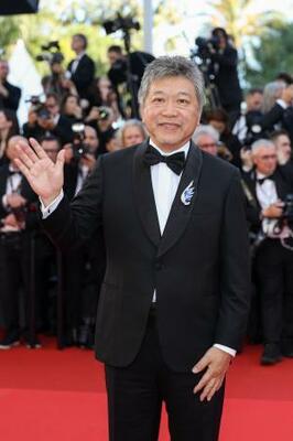 　第７９回カンヌ国際映画祭のオープニングセレモニーに登場し、笑顔を見せる是枝裕和監督＝１２日、フランス・カンヌ（ゲッティ＝共同）