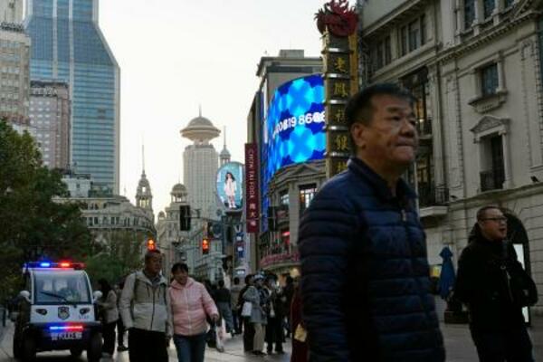 　上海の繁華街を歩く人たち＝１１月（共同）