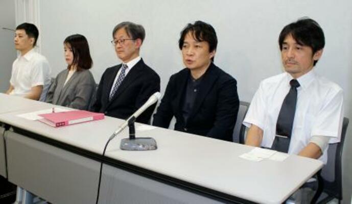 　提訴後、記者会見する原告ら＝９日午後、大阪市北区