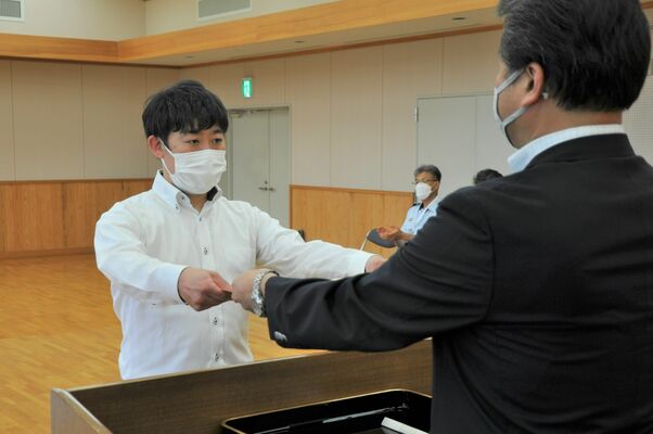 粉川市長から感謝状を贈られる原子巡査部長（左）