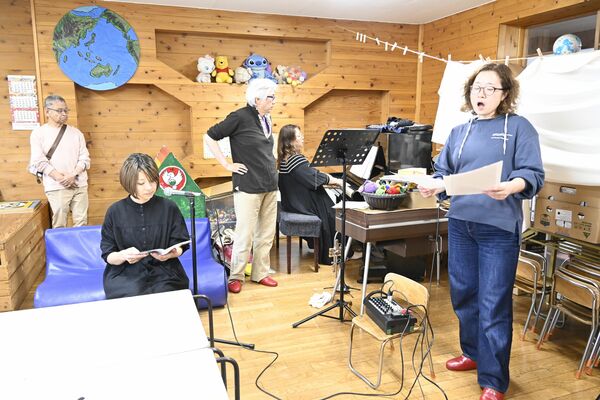 朗読劇の練習を見守る北村さん（左）