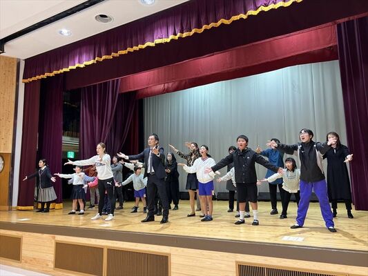 本番へ向け、熱の入った練習を続ける出演者たち