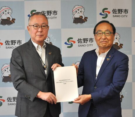 国際化推進の提言書を手渡す吉澤会長（右）と金子市長