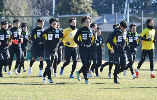ランニングで汗を流す栃木ＳＣの選手＝河内総合運動公園多目的運動広場