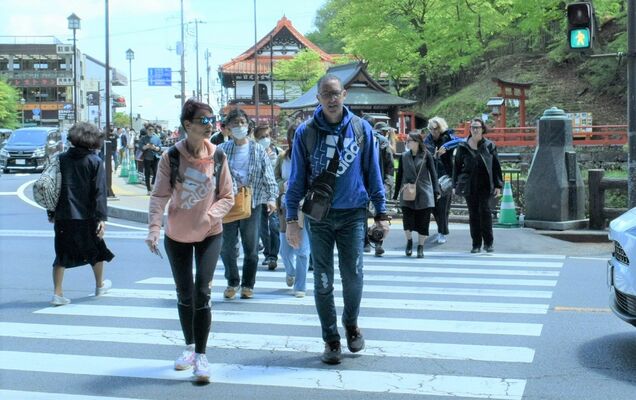 日光二荒山神社・神橋付近を観光する訪日客ら＝１日午後、日光市山内