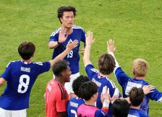 　サッカーＷ杯北中米３カ国大会へ向けた壮行試合のアイスランド戦の後半、決勝ゴールを決めタッチを交わす小川航基（上）＝３１日、ＭＵＦＧスタジアム