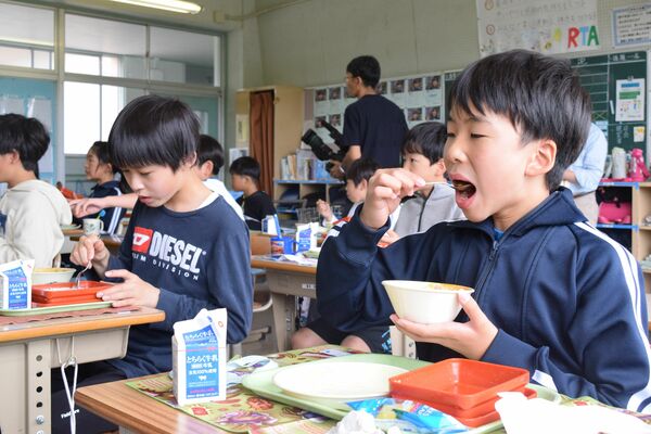 初めてのメニューを食べる児童たち