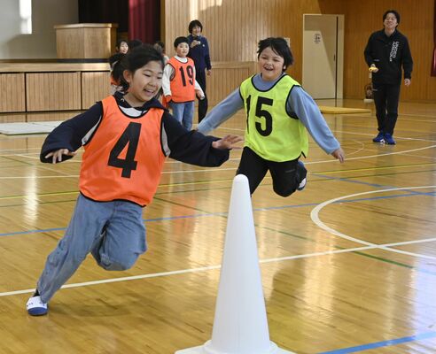 鬼ごっこを楽しむ船生小児童