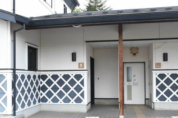 内部の照明器具に乗車予定表がはられた公衆トイレ＝10日午後、大田原市黒羽田町
