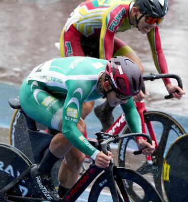 自転車成年男子ポイントレース（30キロ）決勝　優勝した貝原（手前）＝７日午後１時25分、宇都宮競輪場