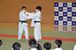 引き手と釣り手を教える高藤選手（左）