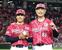記念球を手にポーズをとる、プロ初勝利を挙げた楽天・中込(左)と吉井監督=東京ドーム