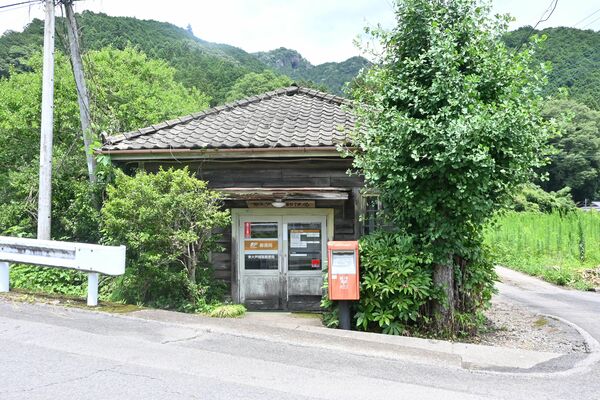 レトロな木造の局舎の東大芦簡易郵便局