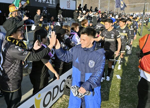 Jリーグ初勝利を飾り、サポーターと喜びを分かち合う栃木シティの選手=15日午後4時5分、栃木市岩舟町三谷、磯真奈美撮影