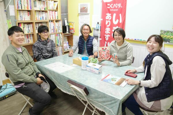 事務所で従業員らと団らんする小竹社長（右から２人目）
