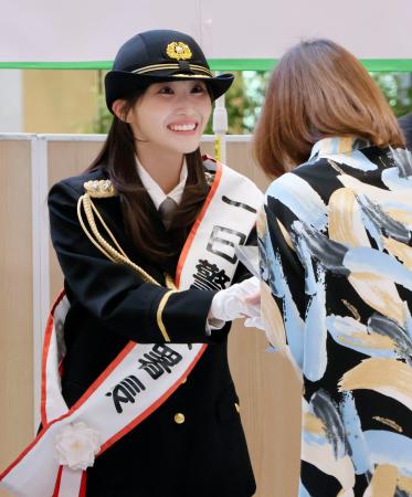 神奈川県警中原署の一日署長に就任した潮紗理菜さん=19日午後、川崎市