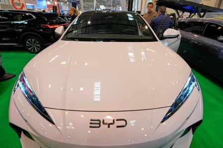 　ドイツの自動車ショーで展示された中国ＢＹＤの電気自動車＝２０２５年１２月、エッセン（ＡＰ＝共同）