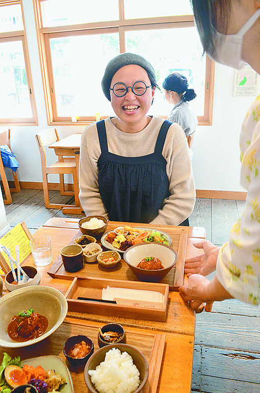 手作りの空間で味わう手作りの料理に自然と笑顔がこぼれます