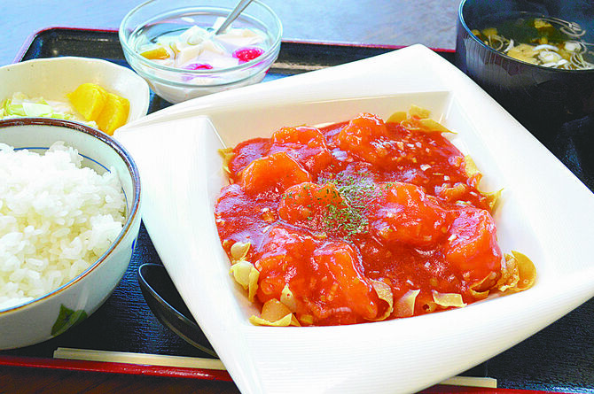 自家製ねぎ油を使用したチリソースがプリップリのエビの食感とうま味を引き立てます