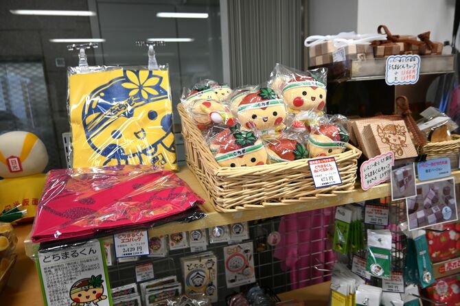 県アンテナショップ「おいでよ!とちぎ館」で販売されているとちまるくんグッズ=宇都宮市本町