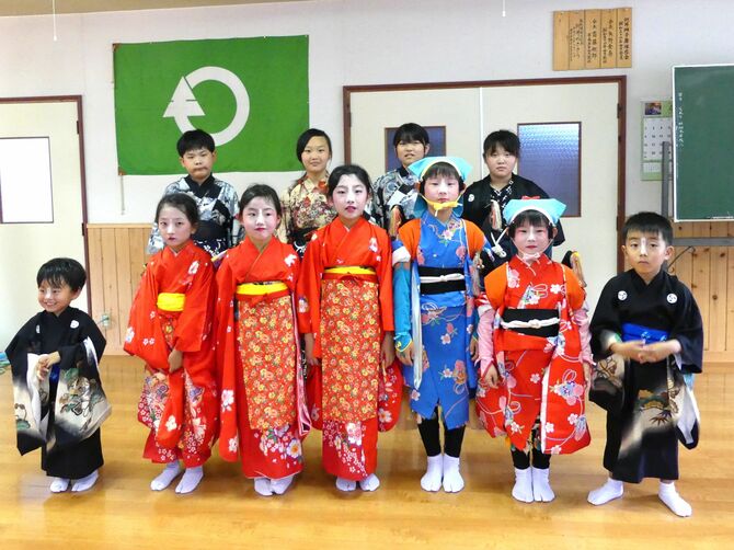 今年の「河井のささら」の役者の皆さん。 左下から、為永 泰生(ためなが・たいせい)さん、泉 月乃(いずみ・つきの)さん、為永 心晴(ためなが・こはる)さん、為永 向葵(ためなが・ひまり)さん、丸山 玄(まるやま・げん)さん、丸山 大穂(まるやま・だいほ)さん、泉 達葵(いずみ・たつき)さん 左上から、古田土 祐希(こだと・ゆうき)さん、手塚 柚月(てづか・ゆづき)さん、青柳 瑠枝奈(おおやぎ・るえな)さん、手塚 菜月(てづか・なつき)さん