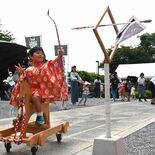 上三川・白鷺神社で恒例のこども流鏑馬　元気に「えいっ」、鬼の的射抜く