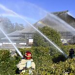 かやぶき屋根に虹、足利学校で消防訓練 放水設備「ドレンチャー」最後の勇姿