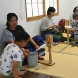 手つむぎ糸の技法学ぶ　小山で「糸つむぎ体験会」開催　伝統工芸士ら手ほどき